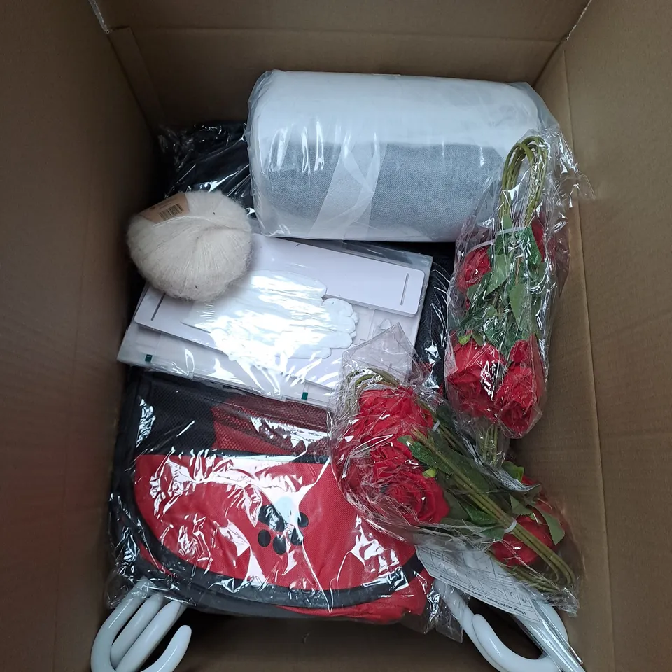 LARGE BOX OF ASSORTED HOUSEHOLD ITEMS TO INCLUDE ARTIFICIAL FLOWERS, FOOD STORAGE CONTAINERS AND UMBRELLAS