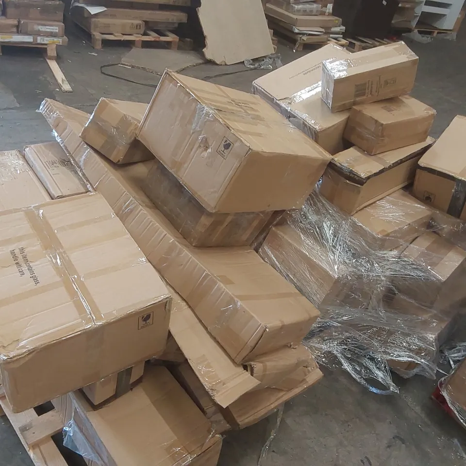 PALLET CONTAINING A VERY LARGE QUANTITY OF ASSORTED LIGHTING ITEMS
