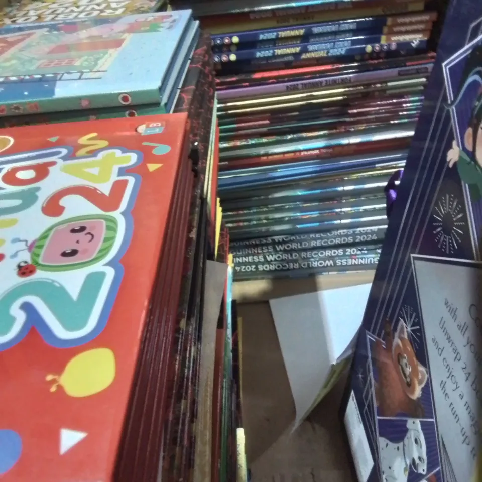 LARGE QUANTITY OF ASSORTED 2024 ANNUALS TO INCLUDE PEPPARD PIG, COCOMELON, ROBLIX AND GUINESS WORLD RECORDS 