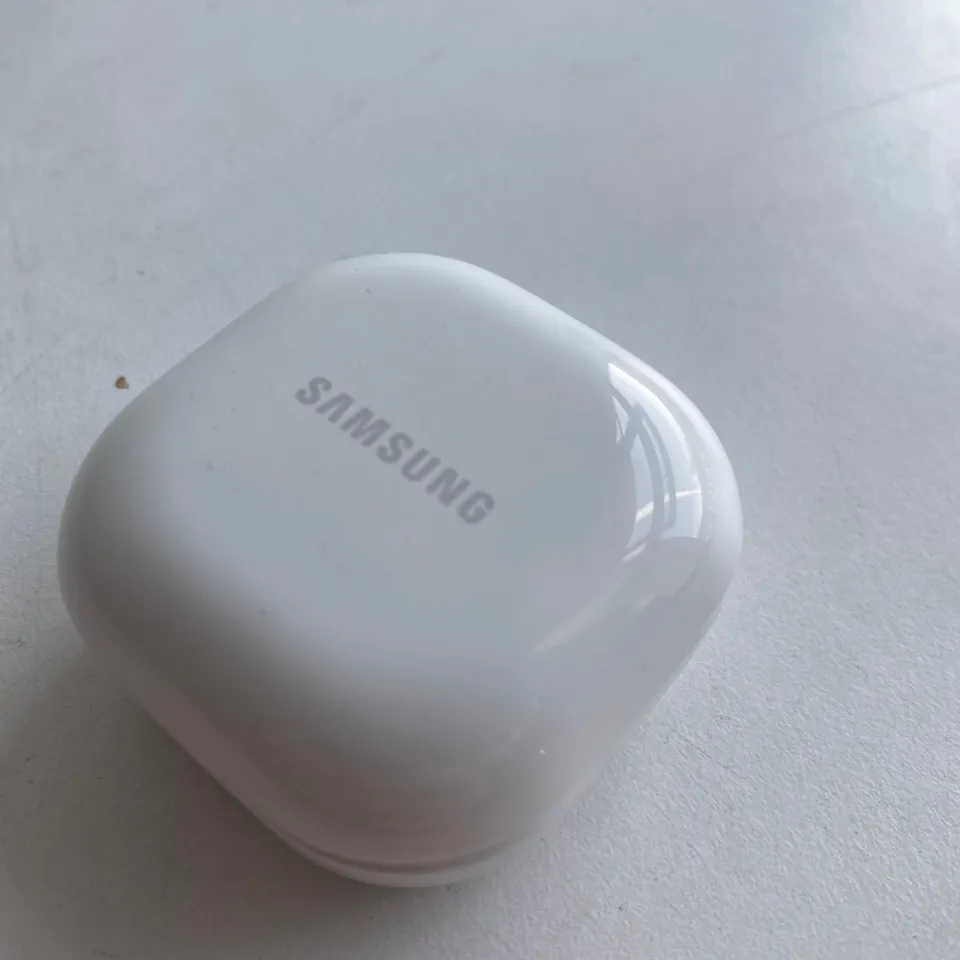 PAIR OF SAMSUNG EARBUDS WITH CHARGING CASE 