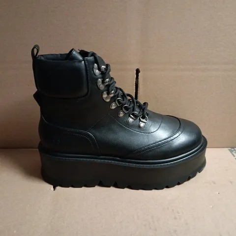 BOXED PAIR OF KOI HYDRA ALL BLACK MATRIX PLATFORM BOOTS - UK 7