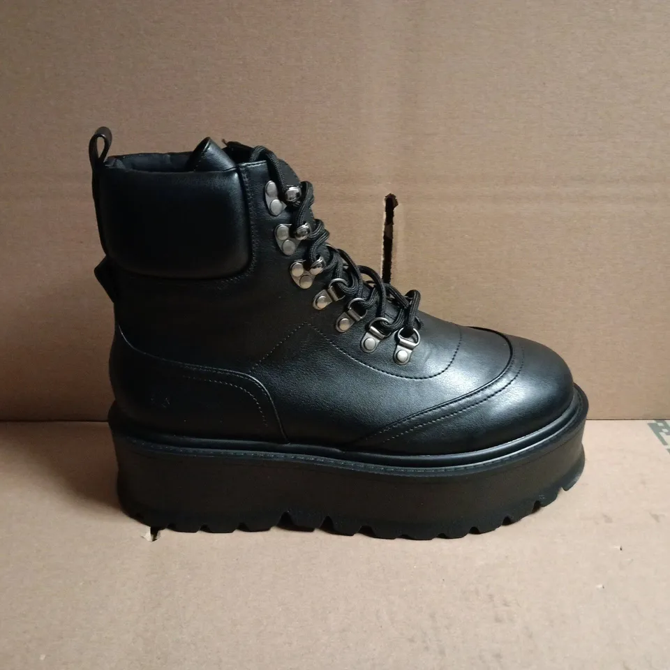 BOXED PAIR OF KOI HYDRA ALL BLACK MATRIX PLATFORM BOOTS - UK 7
