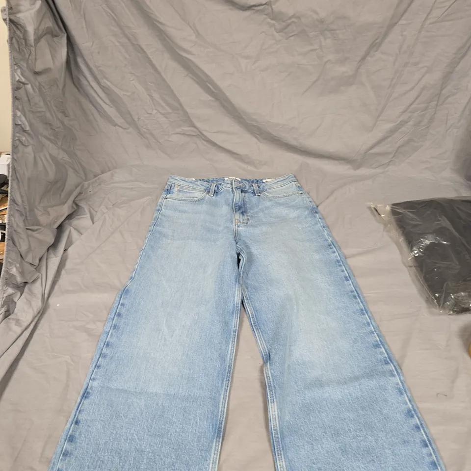 DENIM JEANS – LOOSE STRAIGHT, WAIST 26IN X INSEAM 30IN, MID RISE WRANGLER.