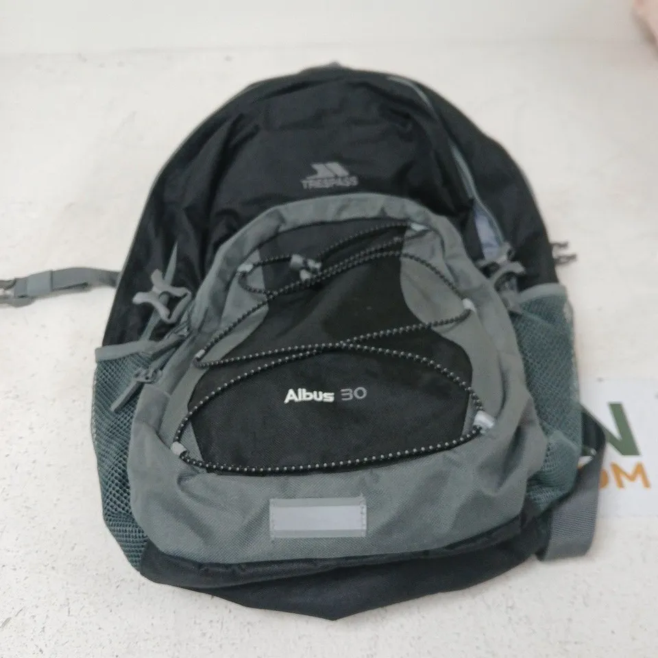 TRESPASS BLACK AND GREY RUCKSACK