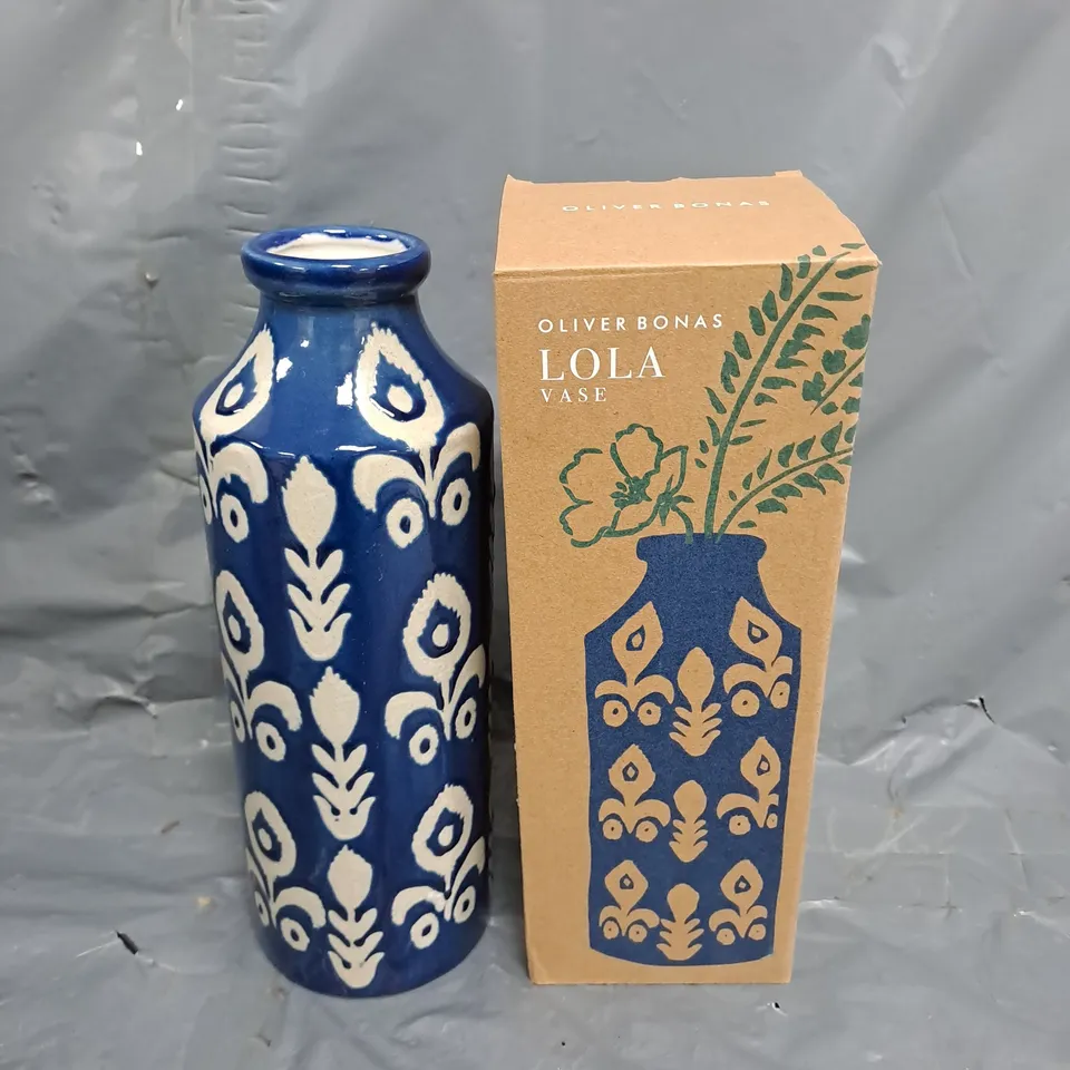 BOXED OLIVER BONAS LOLA VASE 