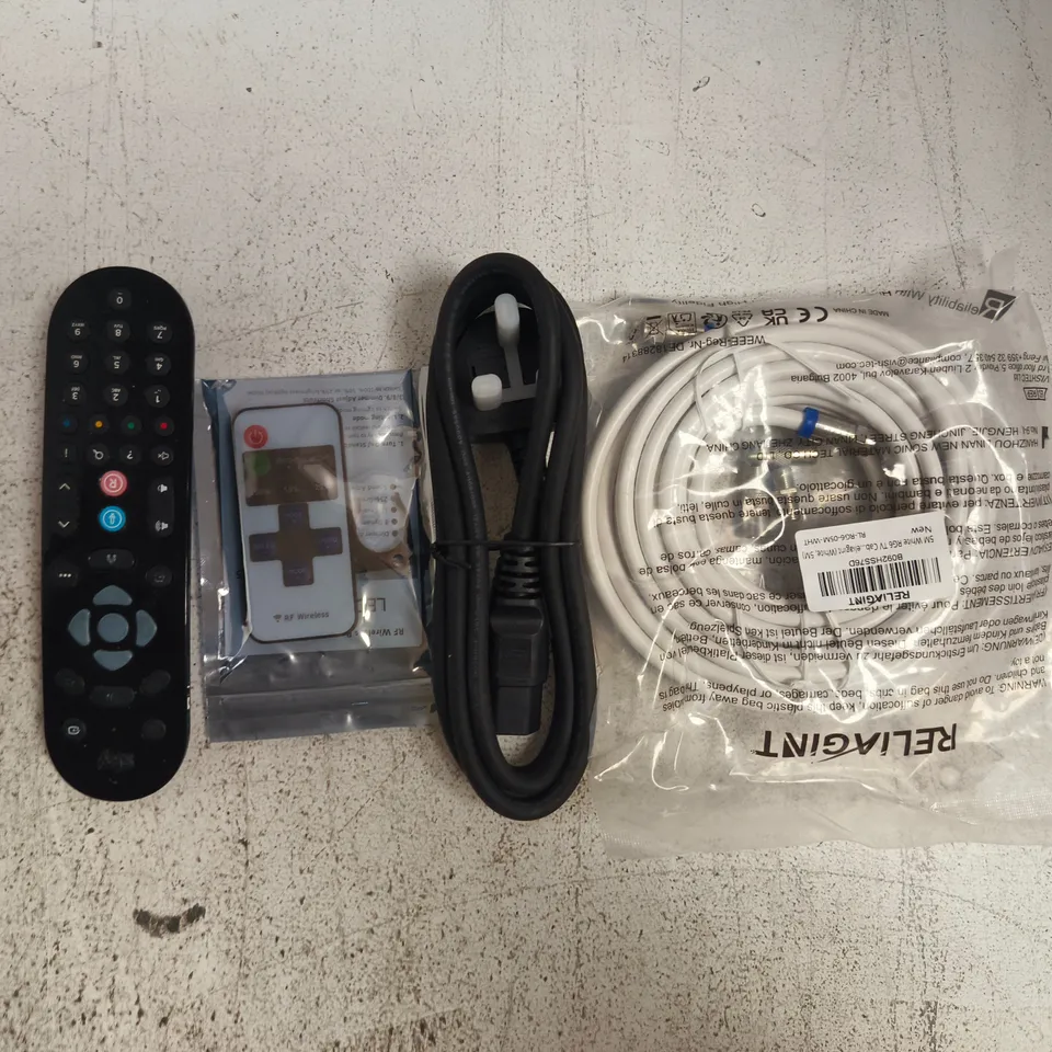 APPROXIMATELY 8 ASSORTED HOUSEHOLD ELECTRIC ITEMS