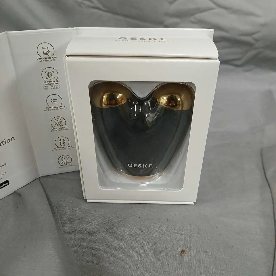 GESKE SMART APP GUIDED MICRO CURRENT FACE LIFTER – 6-IN-1