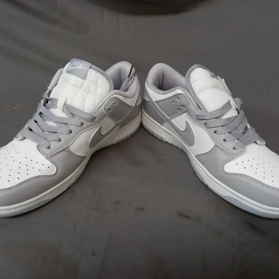 BOXED PAIR OF NIKE SHOES IN GREY/WHITE UK SIZE 7