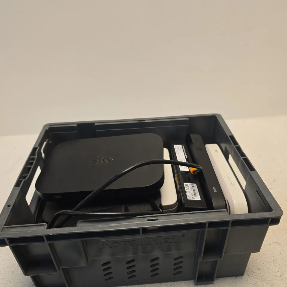 APPROXIMATELY 6 ASSORTED ITEMS INCLUDING TECNICOLOR DGA0122NLK, BT WI-FI DISC AND EE SMRT HUB CONNECT HC10A
