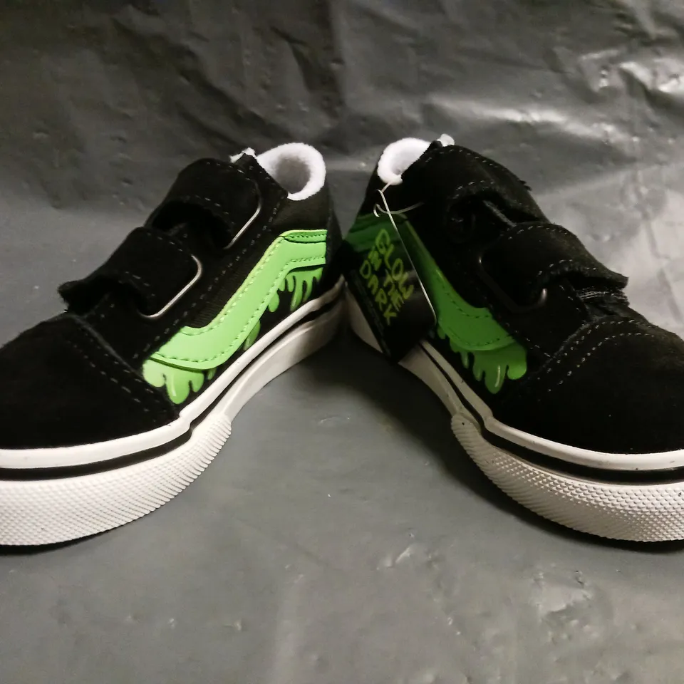 BOXED PAIR OF VANS OLD SKOOL V INFANT SHOES IN BLACK/GREEN SIZE UK 4.5