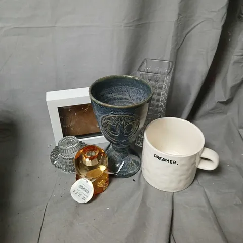 APPROXIMATELY 12 ASSORTED FRAGILE HOUSEHOLD ITEMS TO INCLUDE DREAMER MUG, CUT CANDLE HOLDER, GOBLET, ETC
