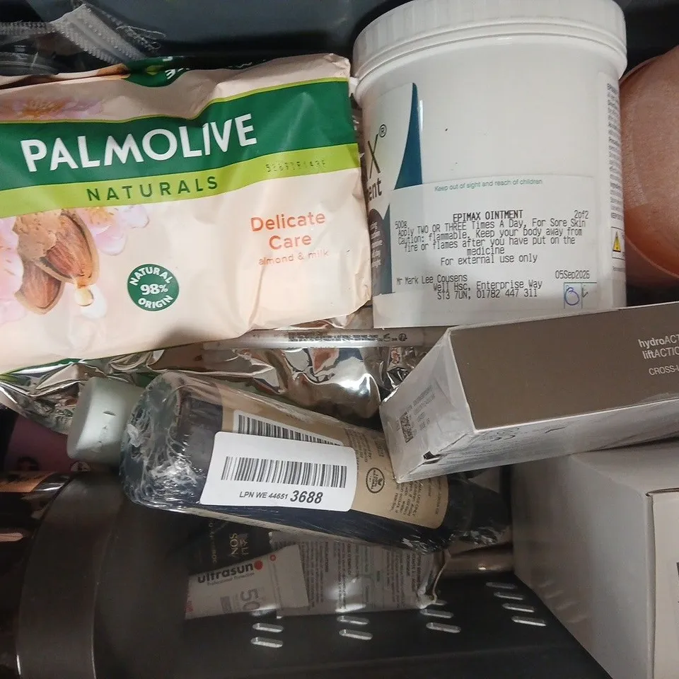 APPROXIMATELY 12 ASSORTED COSMETIC ITEMS INCLUDING VARIOUS MAKES AND BRANDS - COLLECTION ONLY
