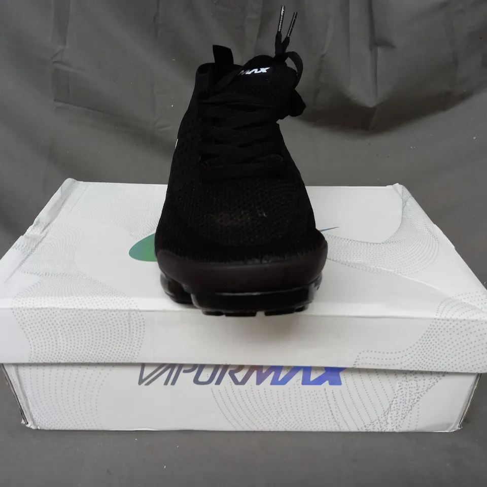 BOXED PAIR OF NIKE AIR VAPORMAX FLYKNIT SHOES IN BLACK UK SIZE 7.5