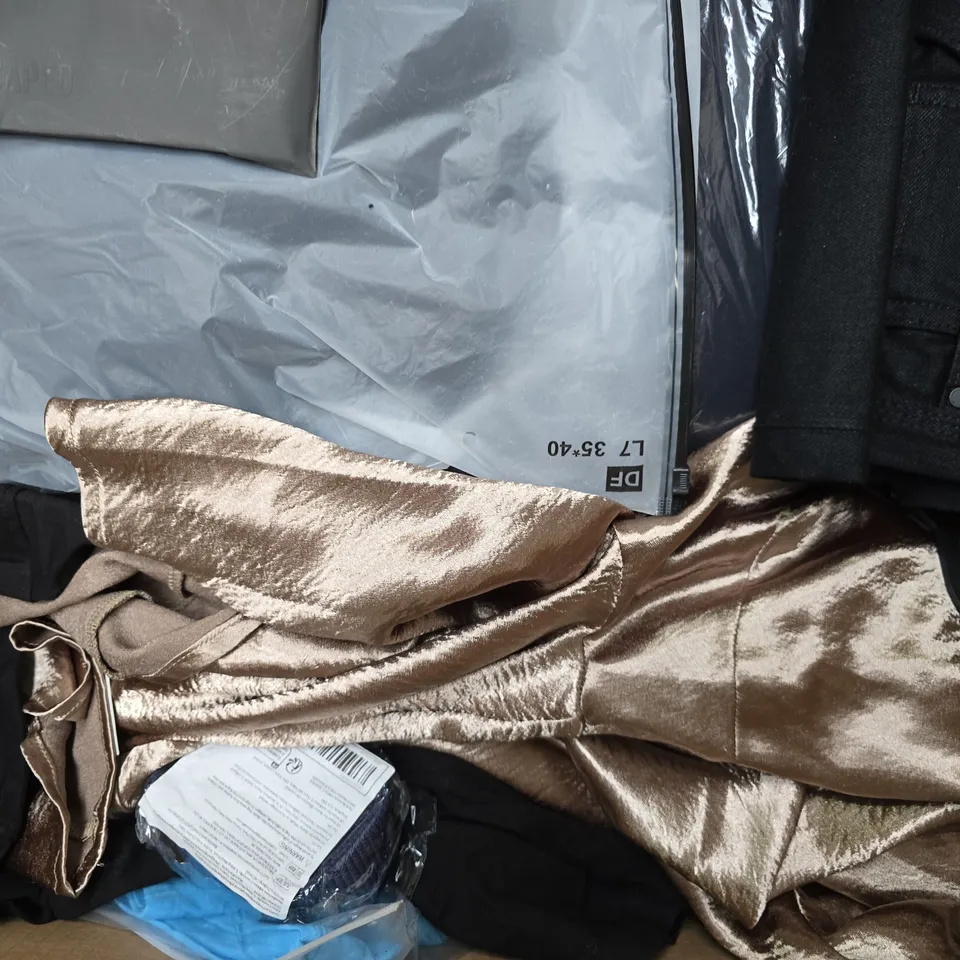 APPROXIMATELY 20 ASSORTED CLOTHING AND FASHION PRODUCTS IN VARIOUS STYLES AND SIZES - COLLECTION ONLY