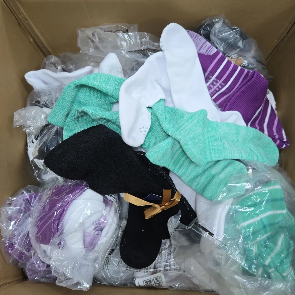 BOX OF APPROXIMATELY 30 PAIRS OF SOCKS IN VARIOUS COLOURS, STYLES AND SIZES