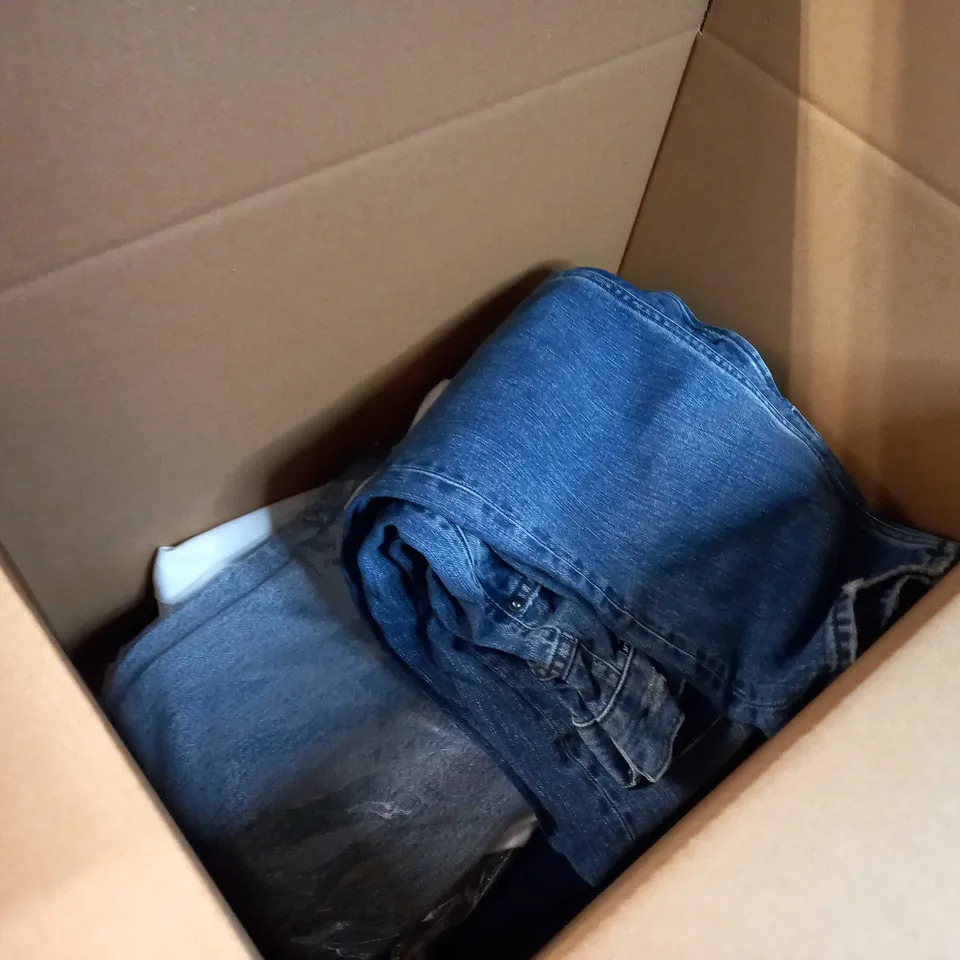 BOX OF APPROX 10 ASSORTED JEANS/DENIM ITEMS VARYING IN SIZE/COLOUR/STYLE