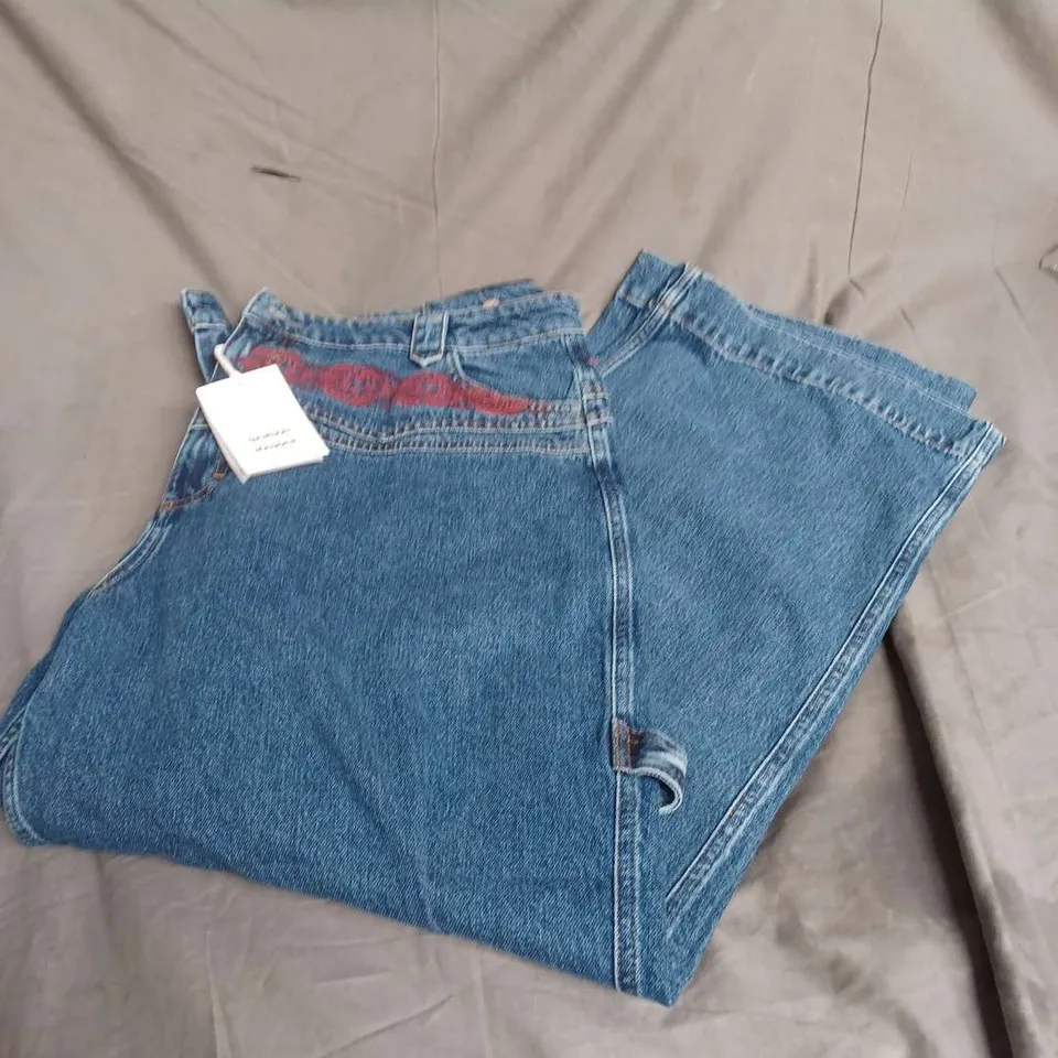 DAMSON MADDER EMBROIDERED DREW JEANS IN BLUE TEXAS WASH SIZE 20