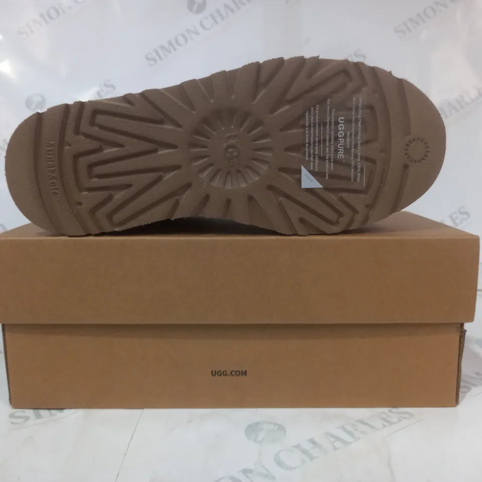 BOXED PAIR OF UGG WTAZZ SHOES IN CHESTNUT UK SIZE 5