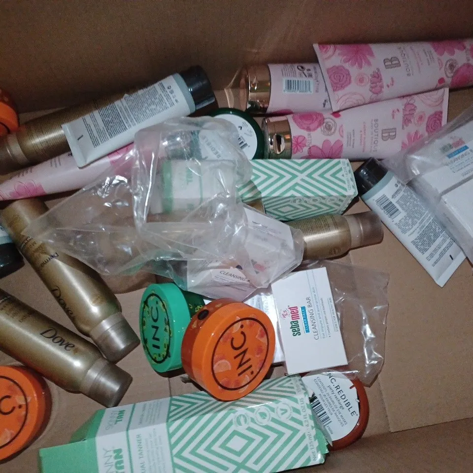LOT OF APPROX 20 ASSORTED BEAUTY PRODUCTS TO INCLUDE SKINNY TAN GRADUAL TANNER, BOUTIQUE BODY SCRUB, DOVE SELF-TAN MOUSSE, ETC 