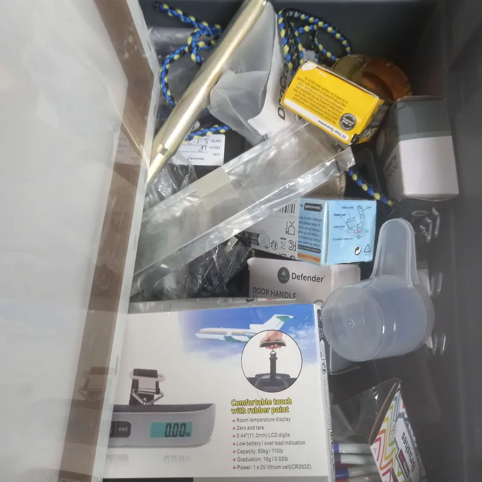 BOX OF APPROXIMATELY 15 ASSORTED ITEMS TO INCLUDE - LUGGAGE SCALE, DOOR HANDLE ALARM, PAINT BRUSH ETC