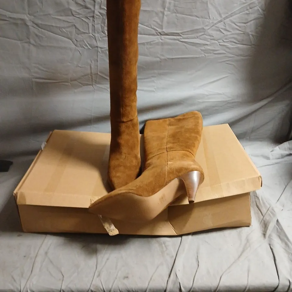 WOMEN'S BROWN SUEDE KNEE-HIGH BOOTS WITH HEELS