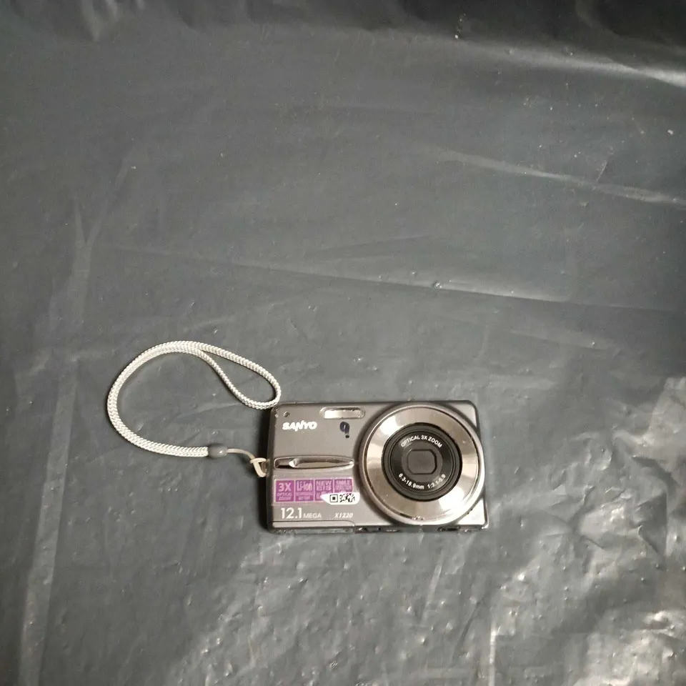 SANYO DIGITAL CAMERA X1220 , 12.1MP, 8X OPTICAL ZOOM