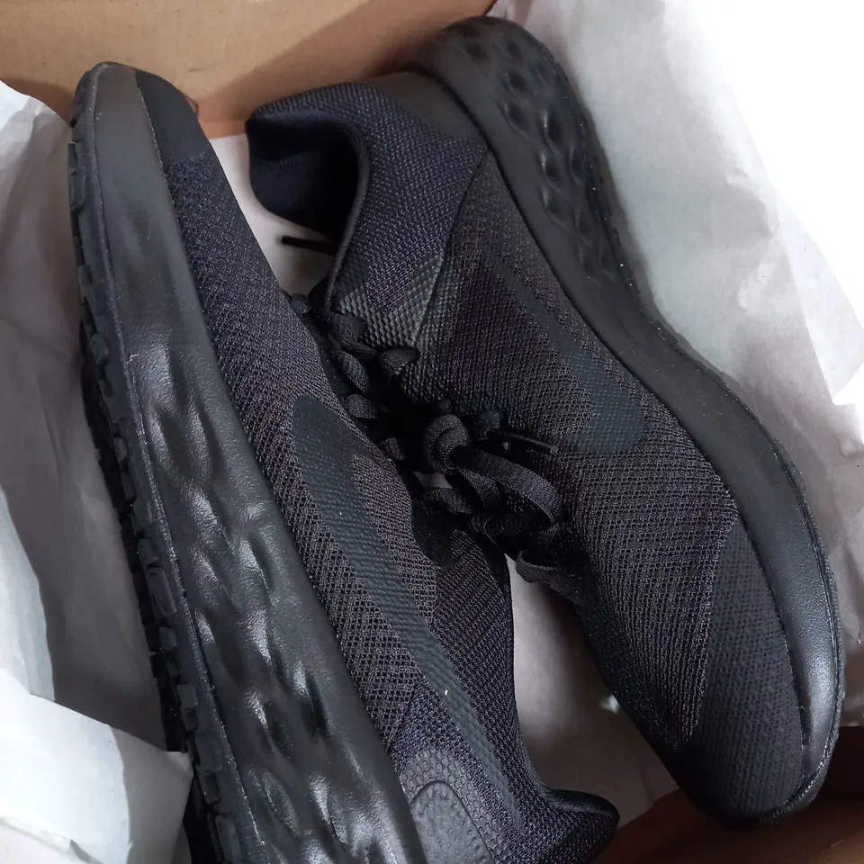 BOXED NIKE JUNIOR REVOLUTION 6 RUNNING SHOES, BLACK - SIZE 4