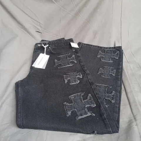 CERNUCCI RAW EDGE APPLIQUE MOTIF JEANS IN WASHED BLACK SIZE 28