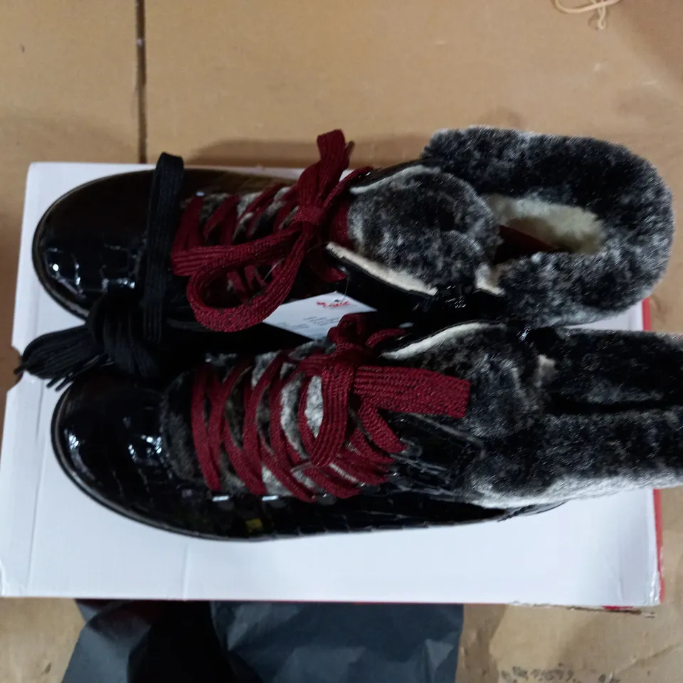 RIEKER HIKING BOOT BLACK CROC SIZE 6.5