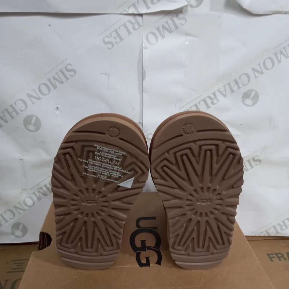 BOXED PAIR OF CHILDRENS BROWN UGG BOOTS SIZE 5