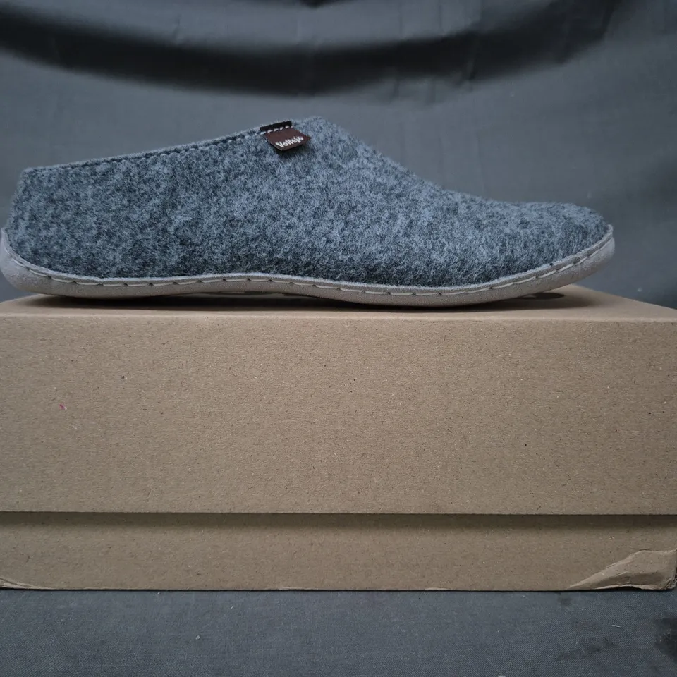 BOXED PAIR OF VOLLSJO SLIPPERS IN GREY UK SIZE 7