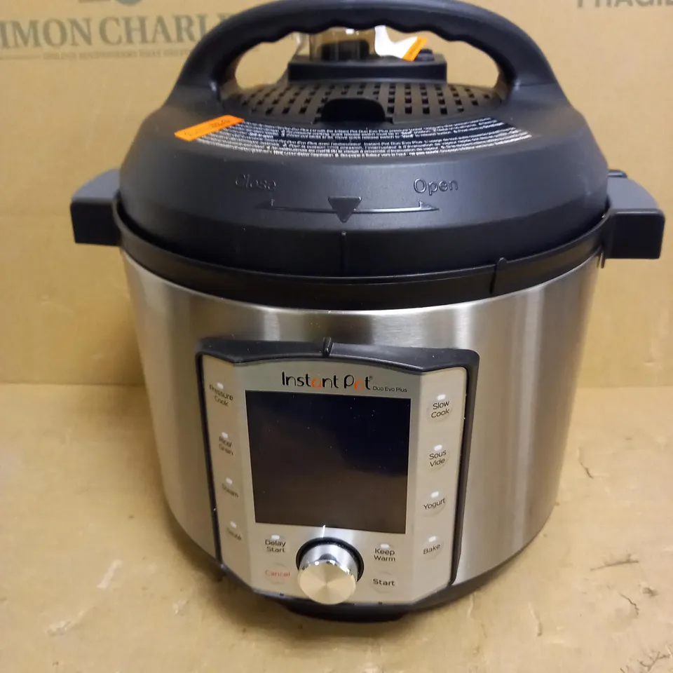 INSTANT POT MULTI-USE PRESSURE COOKER 
