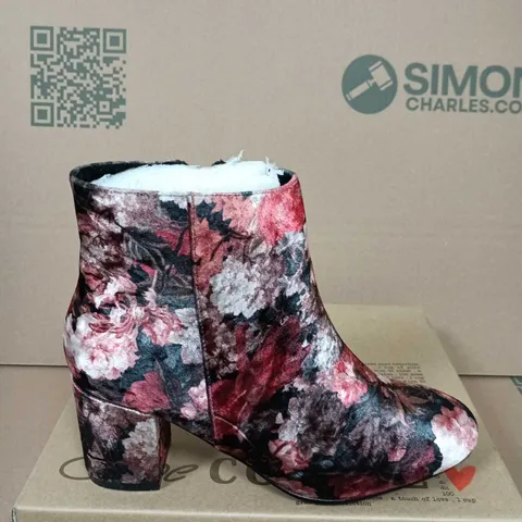 BOXED PAIR OF FLORAL PRINT ANKLE BOOTS WITH FAUX FUR LINING – SIZE 41