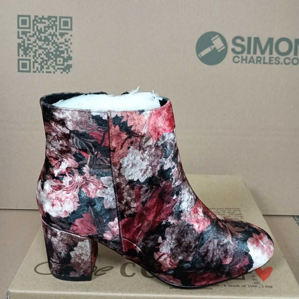 BOXED PAIR OF FLORAL PRINT ANKLE BOOTS WITH FAUX FUR LINING – SIZE 41