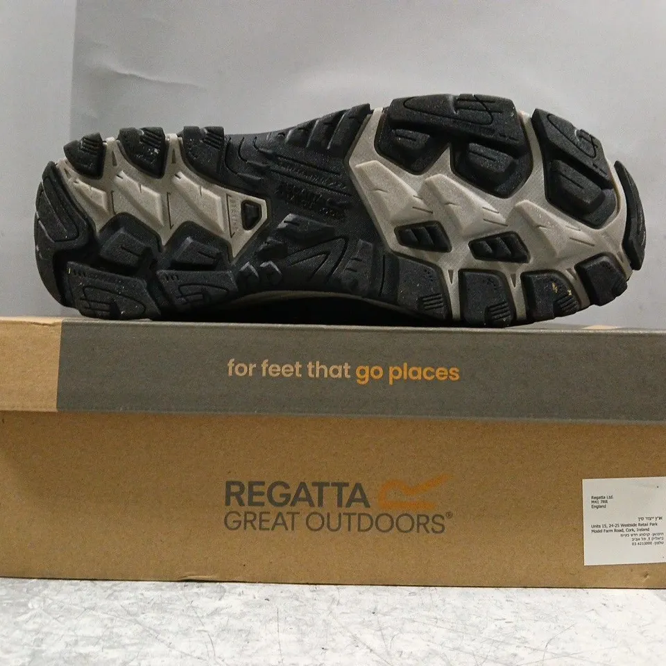 BOXED PAIR OF REGATTA KID'S HOLCOMBE SHOES IN NAVY/BLACK/RED SIZE UK 4