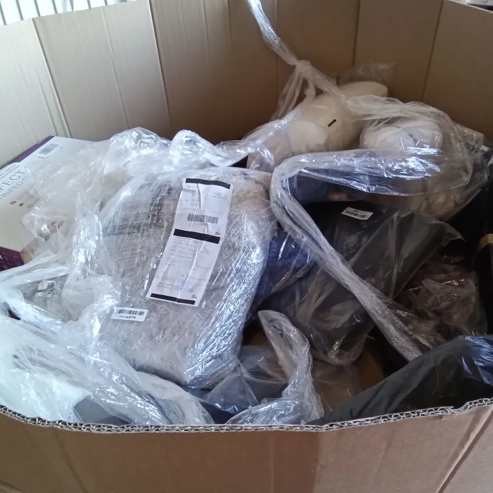 PALLET OF ASSORTED ITEMS INCLUDING  AMERIEROO FOOT REST, BCOZZY, FIXKIT EXPANDABLE HOSE, 50FT MAGIC HOSE, TRAVEL REST MEMORY FOAM TRAVEL PILLOW, EZ EXPANDABLE HOSE