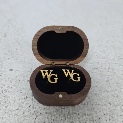 GOLD-TONE WG CUFFLINKS IN WOODEN PRESENTATION BOX – ENGRAVED GROOMSMAN