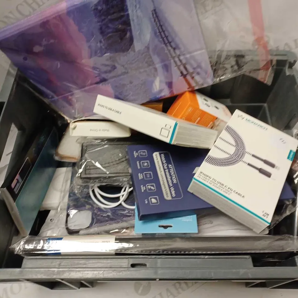 LOT OF APPROXIMATELY 20 PHONE ACCESSORIES AND ELECTRICALS TO INCLUDE TEMPERED GLASS SCREEN PROTECTORS, USB-C 20W POWER ADAPTER, PHONE CASES, ETC