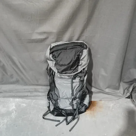 OSPREY HIKING BACKPACK – GREY CHECKERED FABRIC 