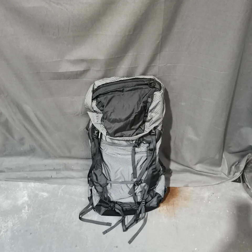 OSPREY HIKING BACKPACK – GREY CHECKERED FABRIC 