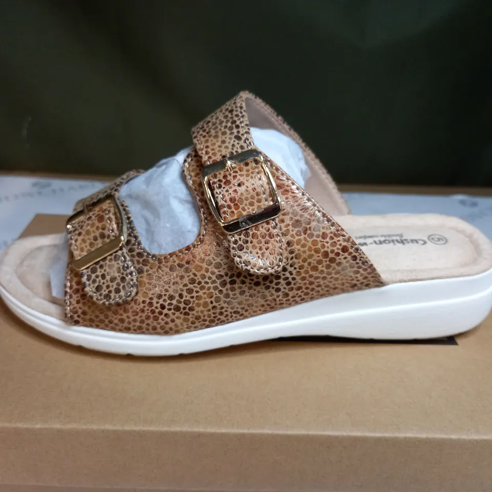 BOXED PAIR OF CUSHION WALK STRAPPY SANDALS IN GOLD - 5