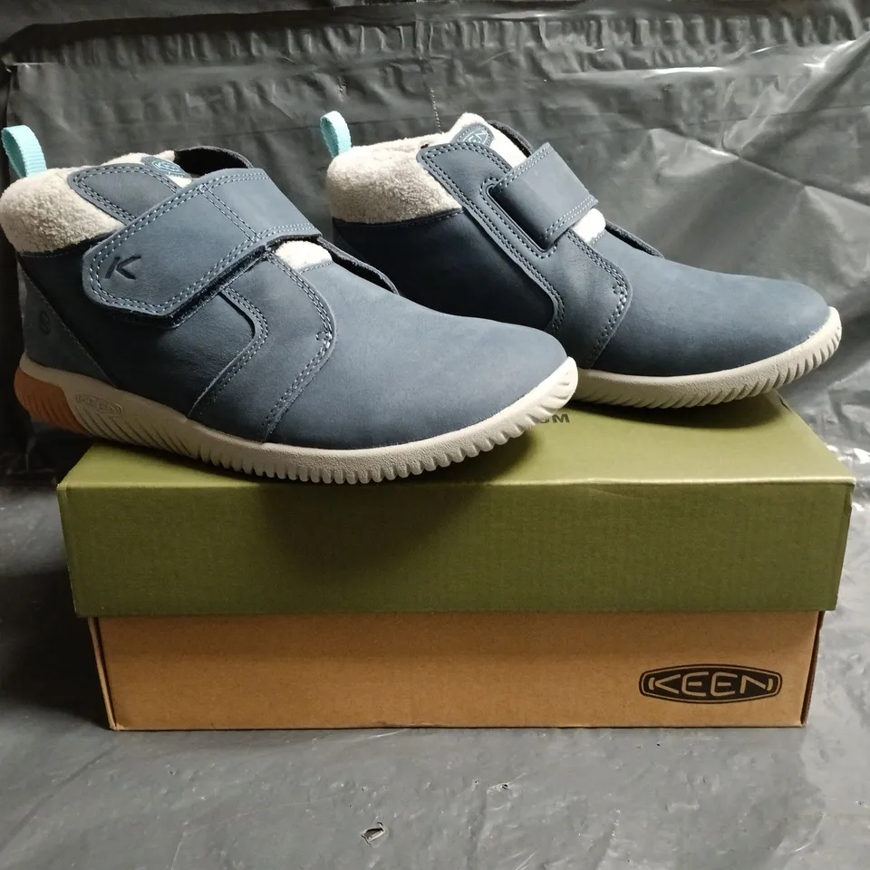 BOXED PAIR OF KEEN KNX MIDDIE YOUTH SHOES IN VINTAGE INDIGO SIZE UK 3