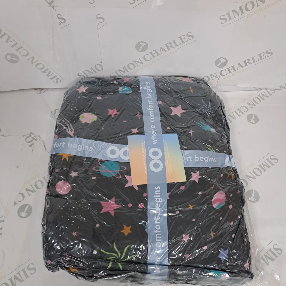 OODIE HOODED OVERSIZED BLANKET