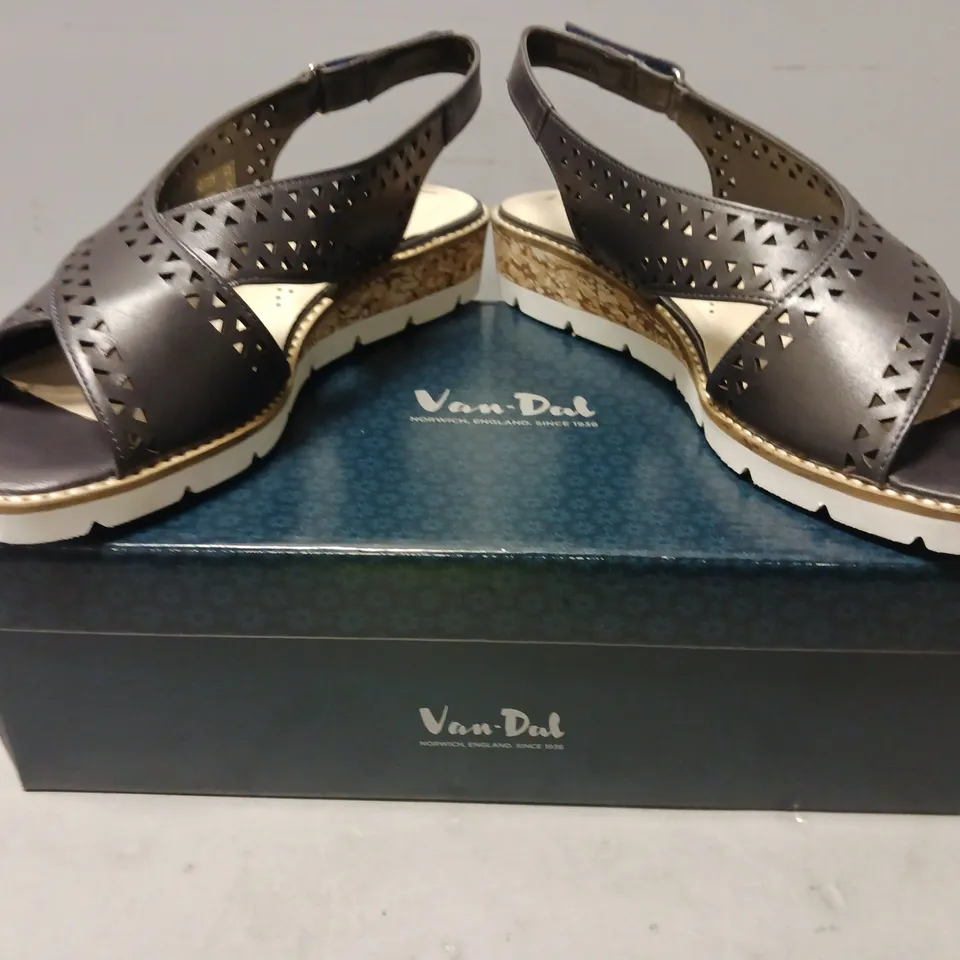 BOXED PAIR OF VAN-DAL OPEN TOE LOW WEDGE SANDALS IN MIDNIGHT SIZE 6