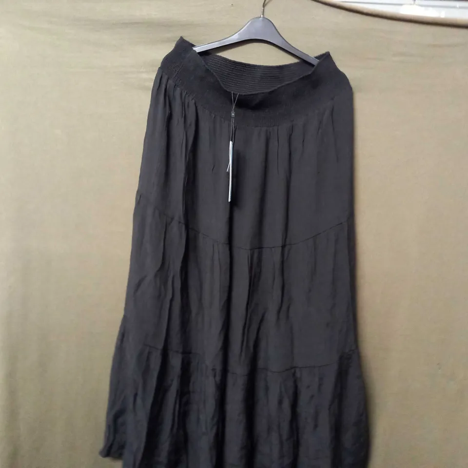 BLUE VANILLA CURVE TIERED SHIRRED MAXI SKIRT IN BLACK - UK 18/20