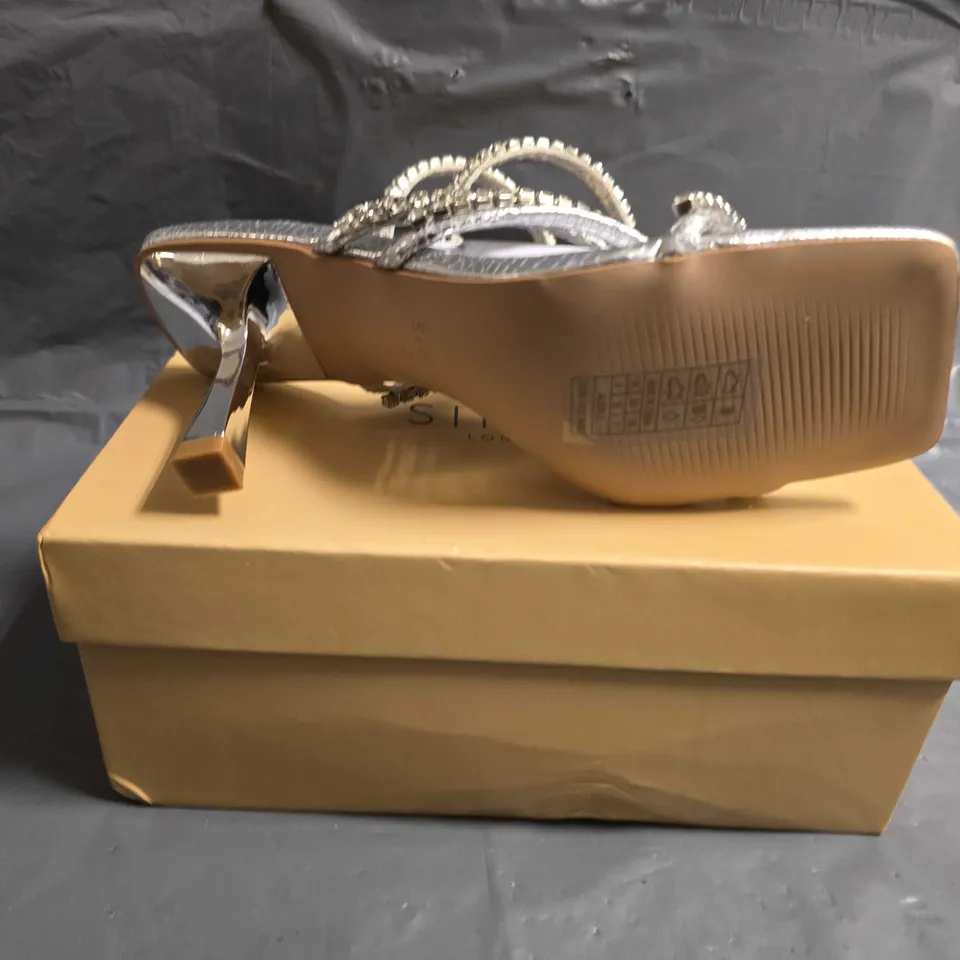 BOXED PAIR OF SIMMI'S LONDON SILVER SNAKE SHOE - UK SIZE 5