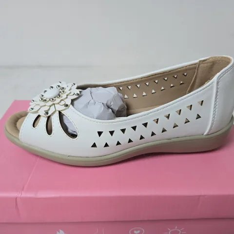 BOXED DR LIGHTFOOT VIVIENNE SHOES, WHITE - SIZE 3