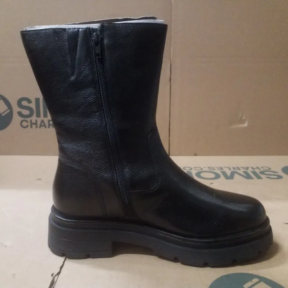 BOX CONTAINING APPROXIMATELY 5 PAIRS OF BRAND NEW SIMPLY BE BLACK BREENER WIDE LEATHER BOOTS - SIZE 6