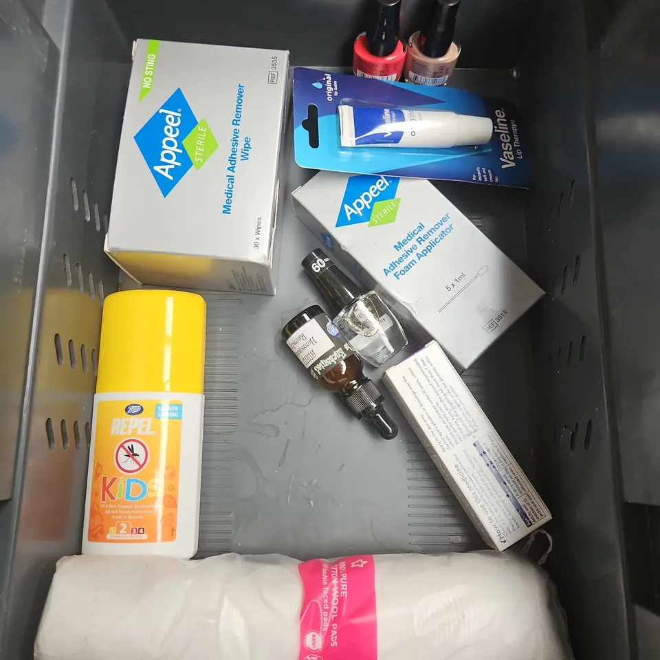 APPROXIMATEY 20 HEALTH AND BEAUTY PRODUCTS TO INCLUDE - SOLTAN AFTERSUN BODY BUTTER - TANGLE TEEZER MINI HAIRBRUSH - SUDOCREM - ETC
