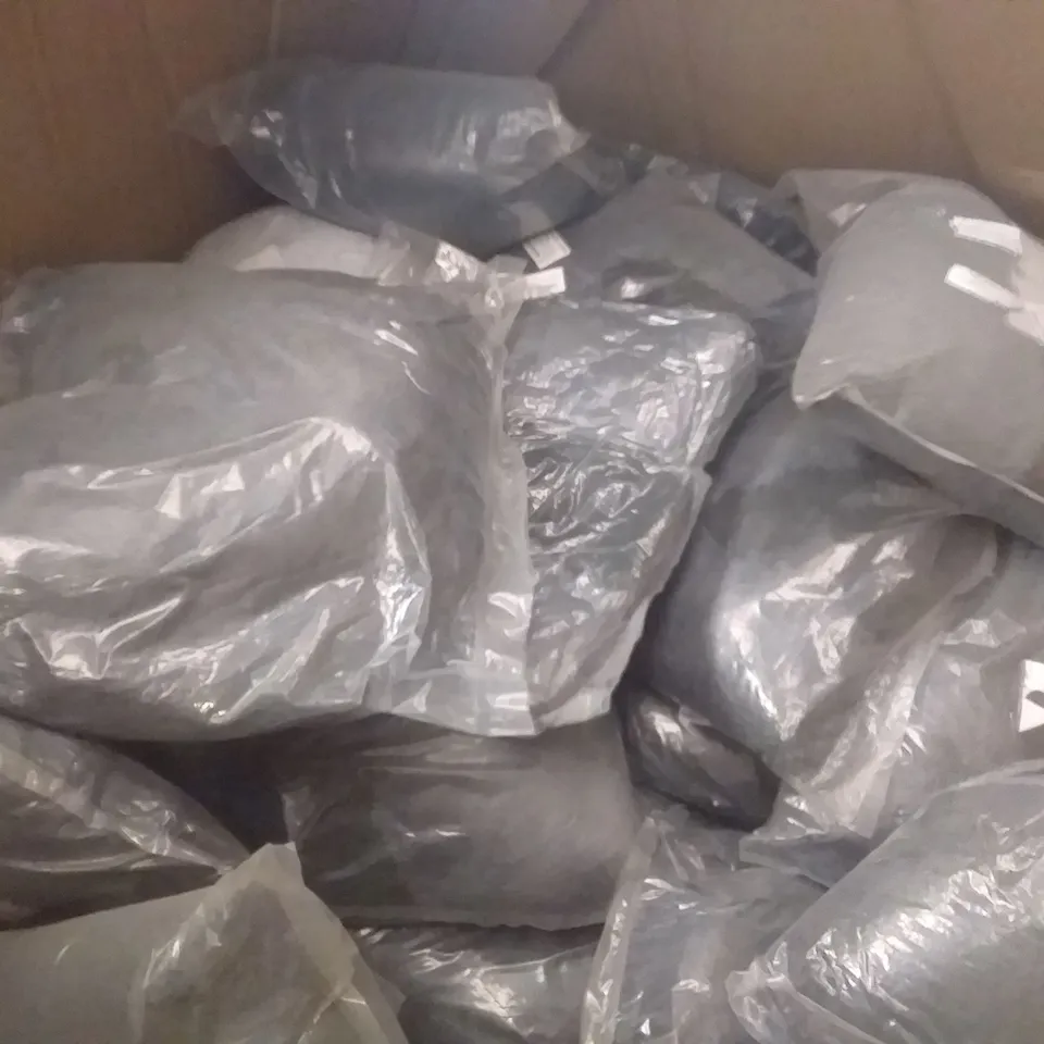 PALLET OF ASSORTED ROEHALL PET BEDS